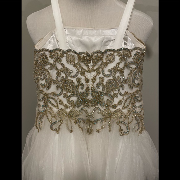 White Jovani organza dress. Exquisite gold detailing. - Picture 3 of 8